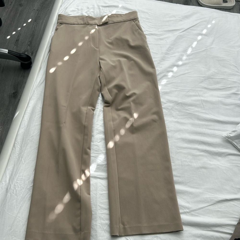 These H&M trousers are perfect for professional or casual wear!